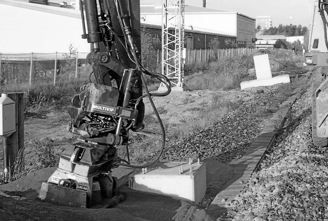 Kallistuva kauhanpyörittäjä tuli virallisesti Suomeen 90-luvun alussa, vaikka jo 80-luvulla joitain Swingotiltin nimeä kantavia yksilöitä uitettiin Ruotsista meille. Kuvan Multivip oli ensimmäisiä, jolle aloitettiin virallinen maahantuonti. 