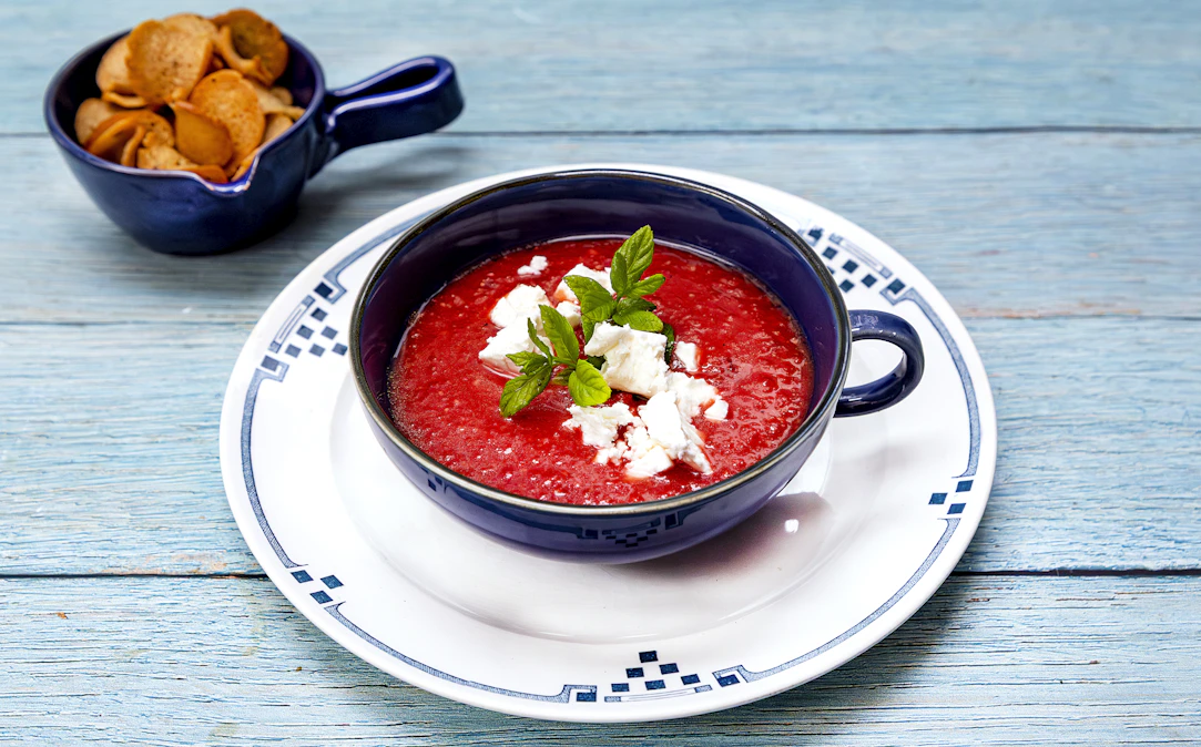 Mansikka-melonigazpacho tarjoillaan jääkaappikylmänä. Feta tai rapeat krutongit tuovat keittoon rakennetta ja tekevät siitä ruokaisamman.