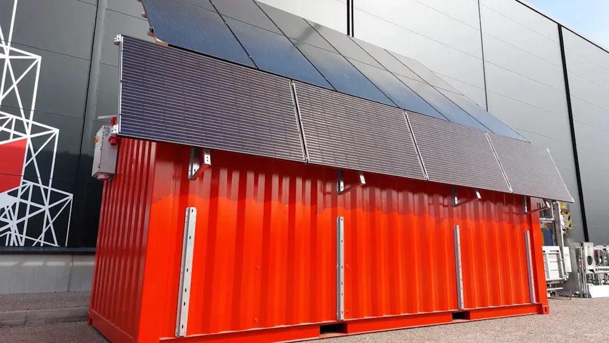Energiakontti sisältää aurinkokennot, generaattorin ja akut, jotka vähentävät hukkaenergiaa.