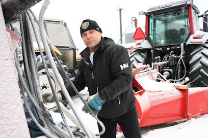 Teollisuuspalomestarina toimiva Timo Lehtelä haaveilee päätoimisesta yrittäjyydestä. Hiljattain hän laajensi myös traktoriurakoinnin puolelle.