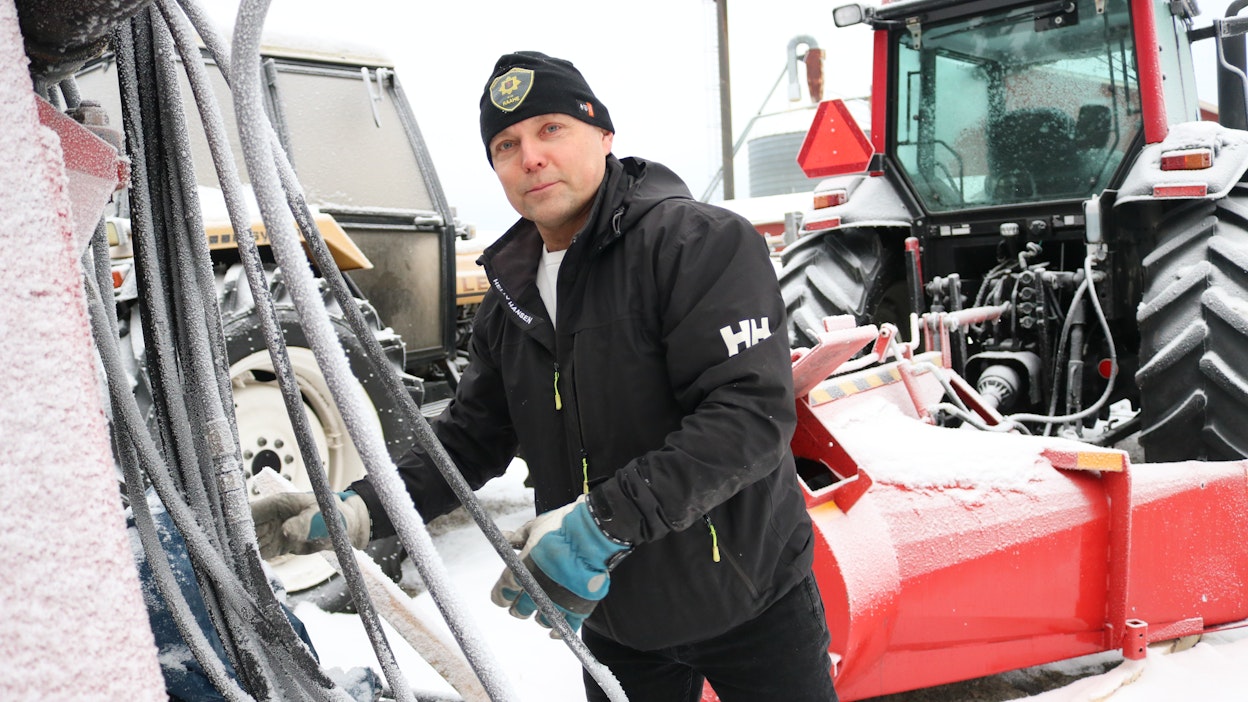 Teollisuuspalomestarina toimiva Timo Lehtelä haaveilee päätoimisesta yrittäjyydestä. Hiljattain hän laajensi myös traktoriurakoinnin puolelle.