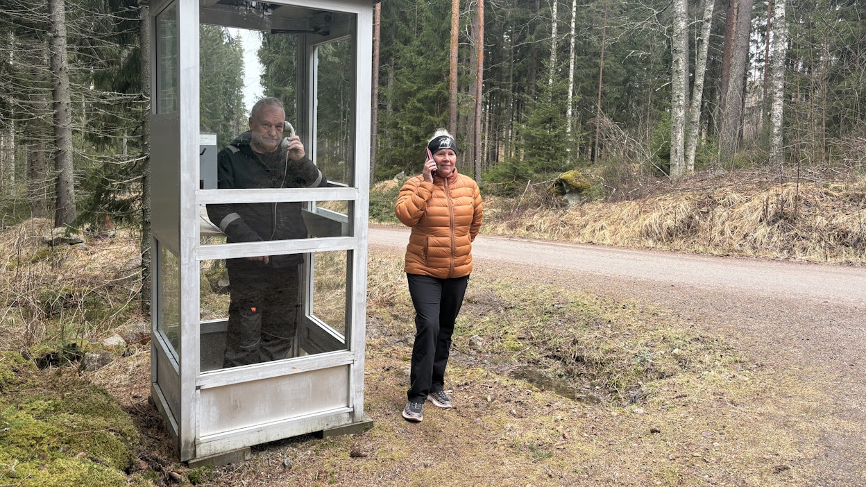 Soitellaan! Kari ja Margit Ruuthin puhelinkioskissa pääsee aikamatkalle.