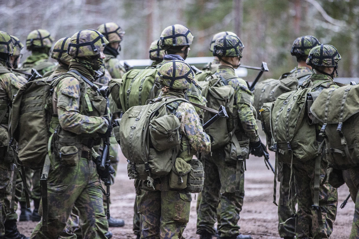 Suomen puolustusvoimien sodan ajan vahvuudeksi ilmoitetaan 280 000 sotilasta.