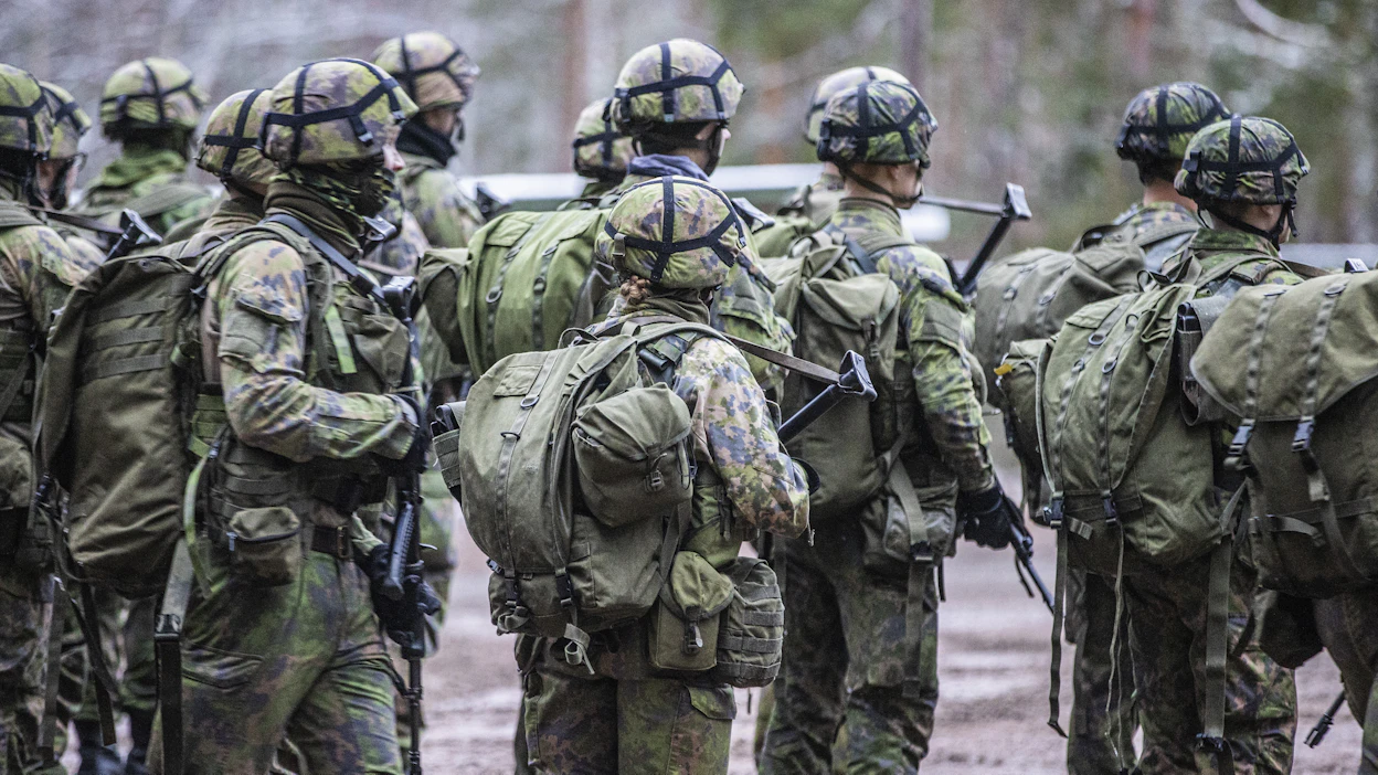 Oli aika, jolloin moni ajatteli, ettei puolustukseen tarvitsisi enää panostaa, kuten kylmän sodan aikana. Voit myös kuunnella kolumnin Simo Rallin kertomana.