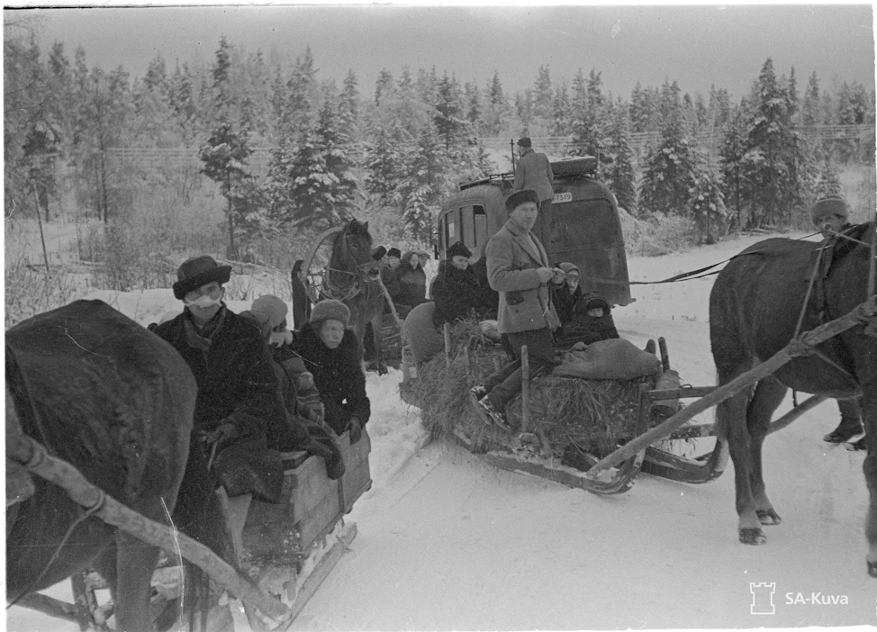 Suomalaiset tuntevat viime sotien tarinat, joissa pakoon lähdettiin tykinjymyn jo kuuluessa. Evakuointia Karjalan kannaksella talvisodan alkupäivinä joulukuussa 1939.