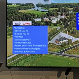 Älymaatila-hankkeen vetäjä johtava tutkija Hannu Haapala esittelee Tarvaalan Biokampuksen kokonaisuutta. AMK-oppilaitoksen ja hanketoiminnan synergia vie kehitystä eteenpäin. Yritysyhteistyö on voimakasta. Haapalan mukaan Älymaatalous-hanke jatkuu laajemmassa Finnish Future Farm -hankkeessa, joten nyt saadut tulokset jalostuvat eteenpäin toiminnallisiksi kokonaisuuksiksi.