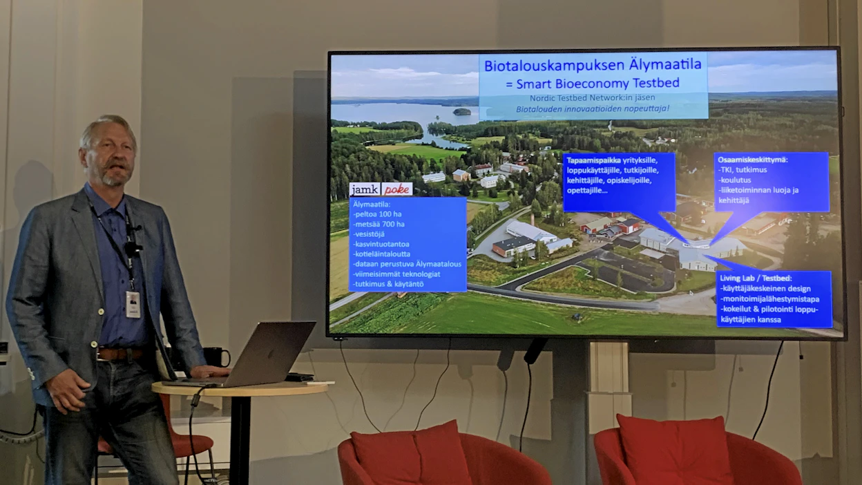 Älymaatila-hankkeen vetäjä johtava tutkija Hannu Haapala esittelee Tarvaalan Biokampuksen kokonaisuutta. AMK-oppilaitoksen ja hanketoiminnan synergia vie kehitystä eteenpäin. Yritysyhteistyö on voimakasta. Haapalan mukaan Älymaatalous-hanke jatkuu laajemmassa Finnish Future Farm -hankkeessa, joten nyt saadut tulokset jalostuvat eteenpäin toiminnallisiksi kokonaisuuksiksi.