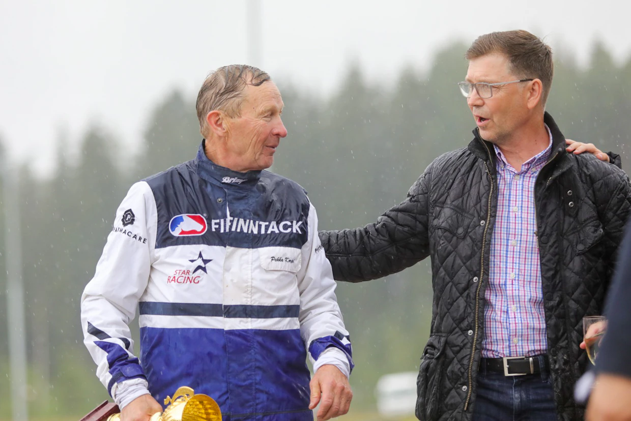 Pekka Korpi (vas.) ja Mathias Furuhjelm yhdessä voittajaringissä.