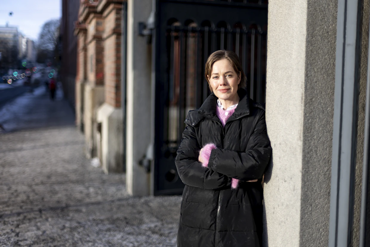 Oona Airola sanoo olevansa ääniyliherkkä, joten kaupungin melu kuormittaa häntä.