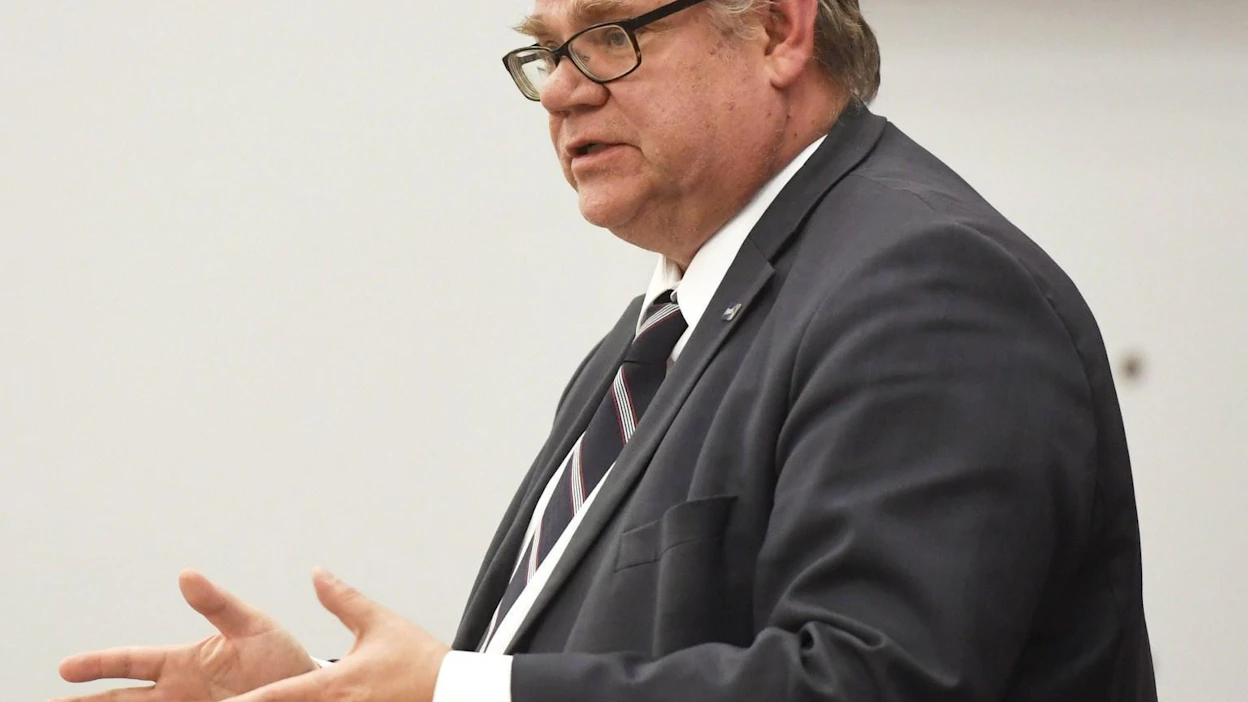 Pitkään perussuomalaisia johtanut Timo Soini pohtii paraikaa, hakeako jatkokautta puheenjohtajana.