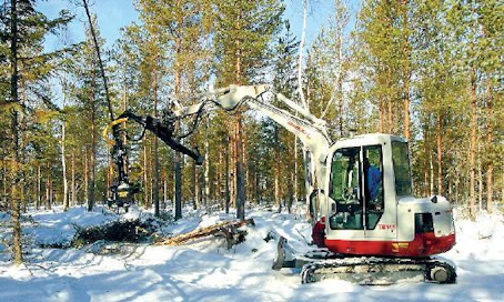 Risto Panttilan Takeuchi työllistyy talvella metsätöissä. Arbro 400S -sykekouralla pystyy tekemään harvennushakkuut ja energiapuusavotat. Ulottuvuutta jatkopuomin kanssa on noin 6,5 metriä.