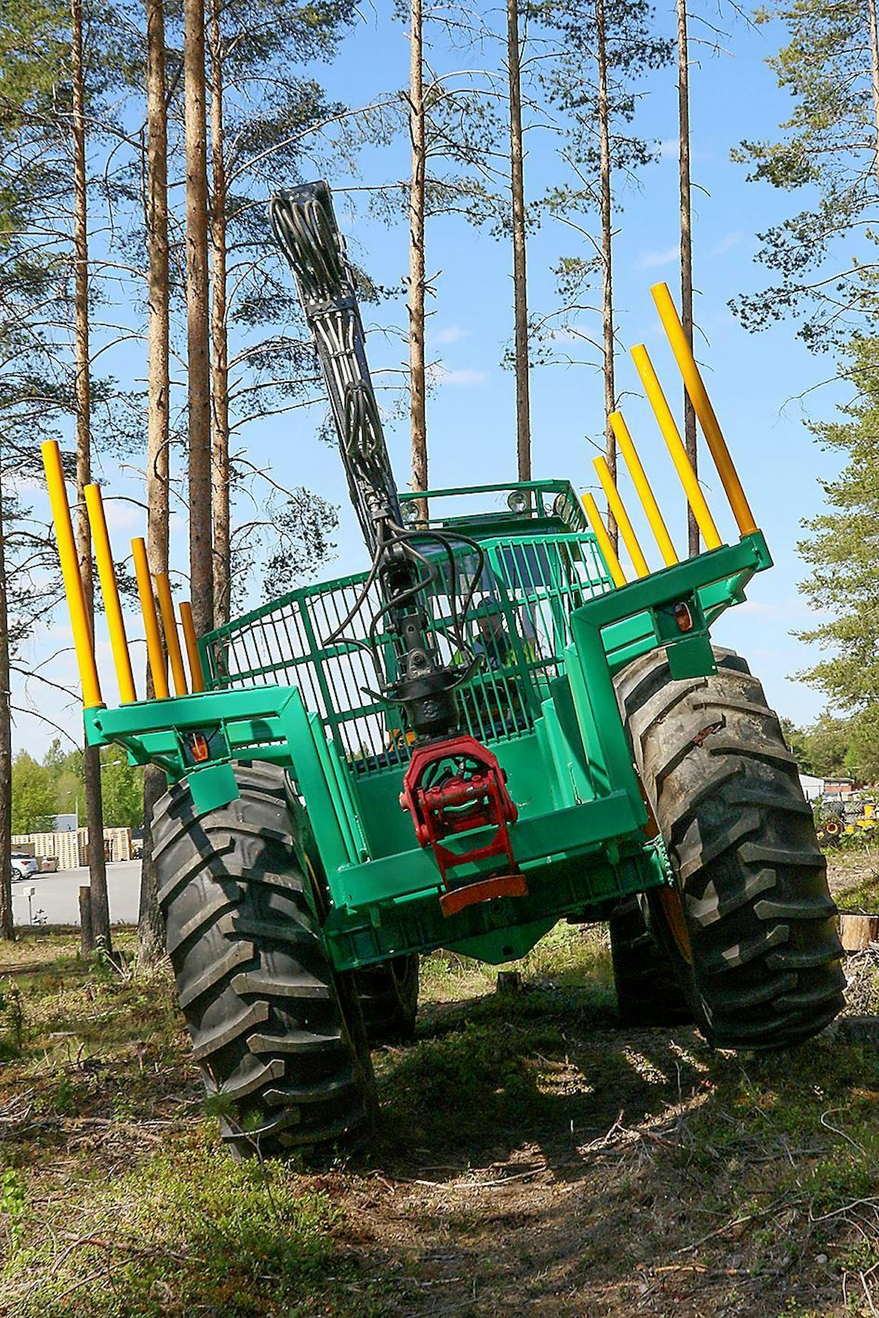 Ilman teliä olevan koneen kallistelu on huomattavasti rajumpaa. Toisaalta maavaraa on reilusti, ja myös kuormatilan alaosasta saadaan tilavammaksi – jolloin painopiste laskee. Suuret 23.1 x 34” renkaat kulkevat epätasaisessa maastossa kevyemmin, koska ne eivät löydä jokaista ketunkoloa.