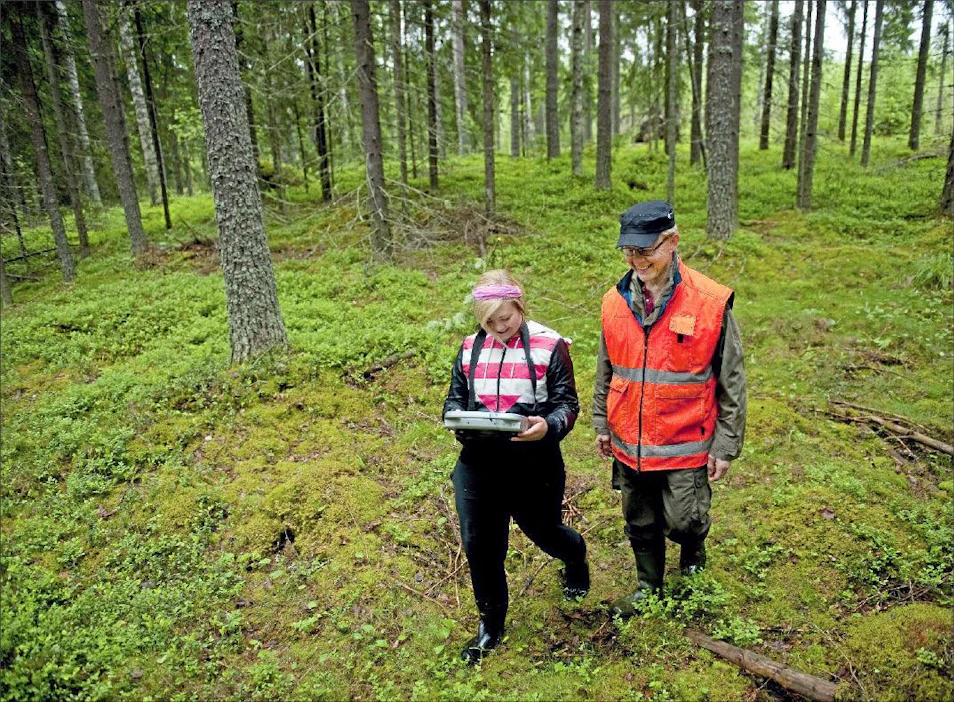 Metsäsuunnittelija Veijo Suuronen toimi Aliisan ohjaajana harjoittelun ajan. Janne Nousiainen