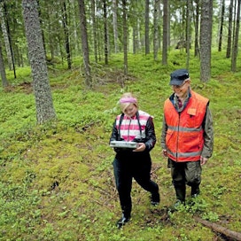 Metsäsuunnittelija Veijo Suuronen toimi Aliisan ohjaajana harjoittelun ajan. Janne Nousiainen