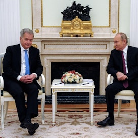 Presidentti Sauli Niinistön mukaan muun muassa Ranskan presidentti Emmanuel Macron on toivonut yhteydenpitoa Venäjän Vladimir Putiniin. LEHTIKUVA / AFP