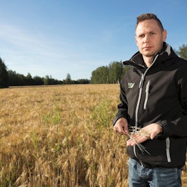 Juha Sohlon omat peltolohkot ovat kärsineet vahinkoja viime kesän märkyyden ja tämän kesän kuivuuden vuoksi.