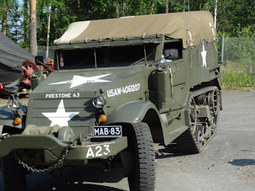 Tämä upeasti uudelleenrakennettu White M2 on porvoolaisen mestarin Mikko Nurmen käsialaa. Aihiona on ollut aikanaan Tampereen kaupungin käytössä ollut modifioitu White M2. (Kuva: Parolan Panssarimuseo)