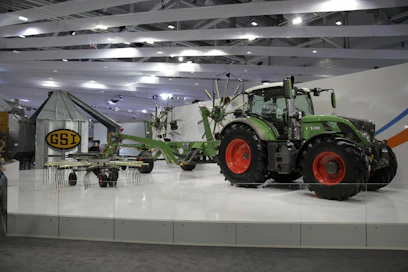 Fendt on kehittänyt sähkövoimansiirtoratkaisuja tarmokkaasti ja yhtenä tuloksena nähtiin Agritechnicassa Fendt X-Consept traktori yhdessä Fellan Former 12555 X -karhottimen kanssa. X-Conceptissa on voimansiirron yhteyteen rakennettu generaattori ja Fellan karhottimessa on jokaisessa roottorissa oma sähkömoottori. Karhotin on todennäköisesti myynnissä vuoden sisällä. Vaikka X-Concept-traktori oli tuttu jo edellisestä Agritechnicasta 2013, se tuskin tulee myyntiin lähivuosina. (JL)