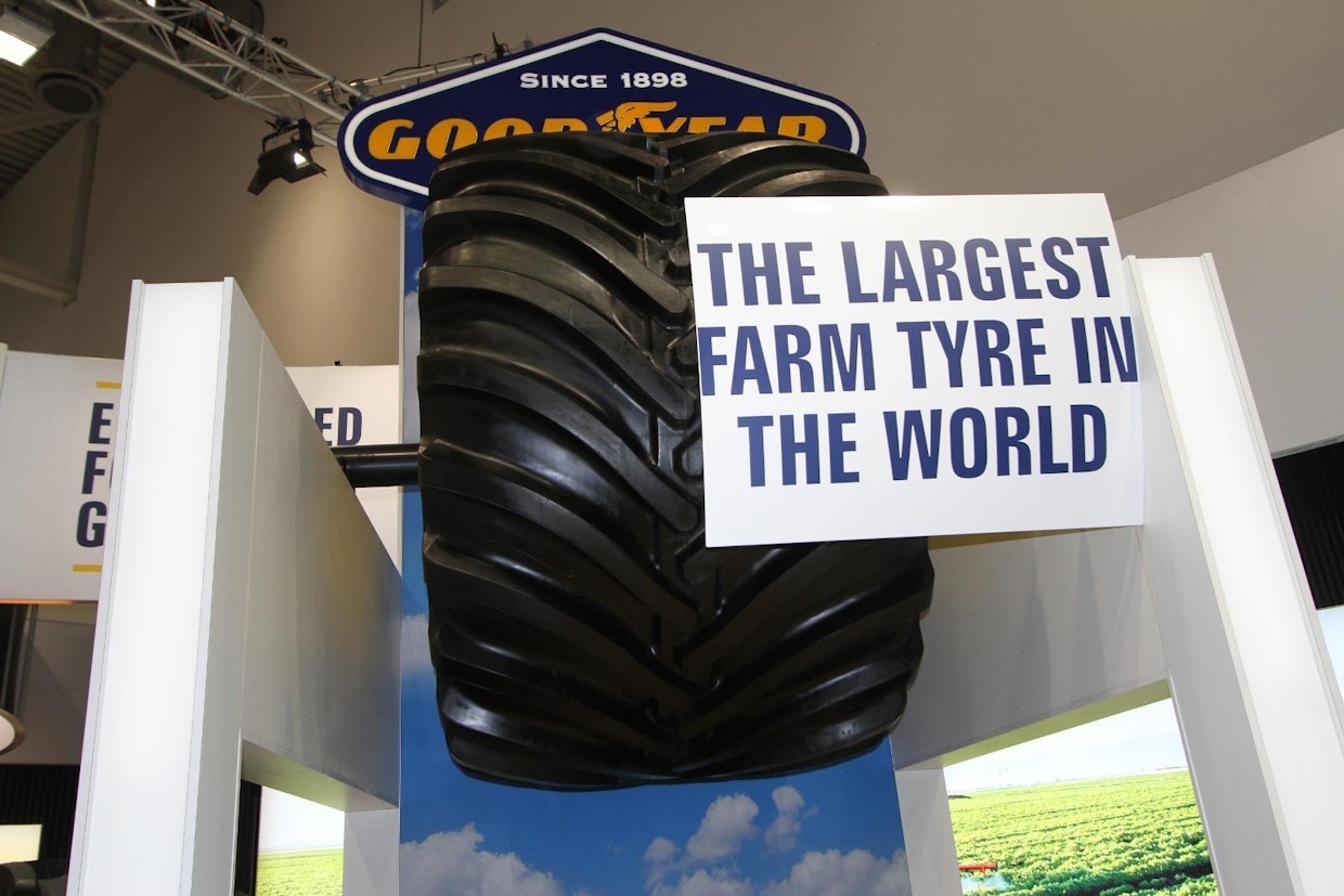 Goodyear OPTITRAC LSW1400/30R46 on valmistajan oman ilmoituksen mukaan maailman suurin maatalouskonerengas. Se on tarkoitettu suuriin runko-ohjattaviin maataloustraktoreihin korvaamaan pariasennusta. Renkaan leveys on 1,4 m ja halkaisija 2,1 m. (UO)