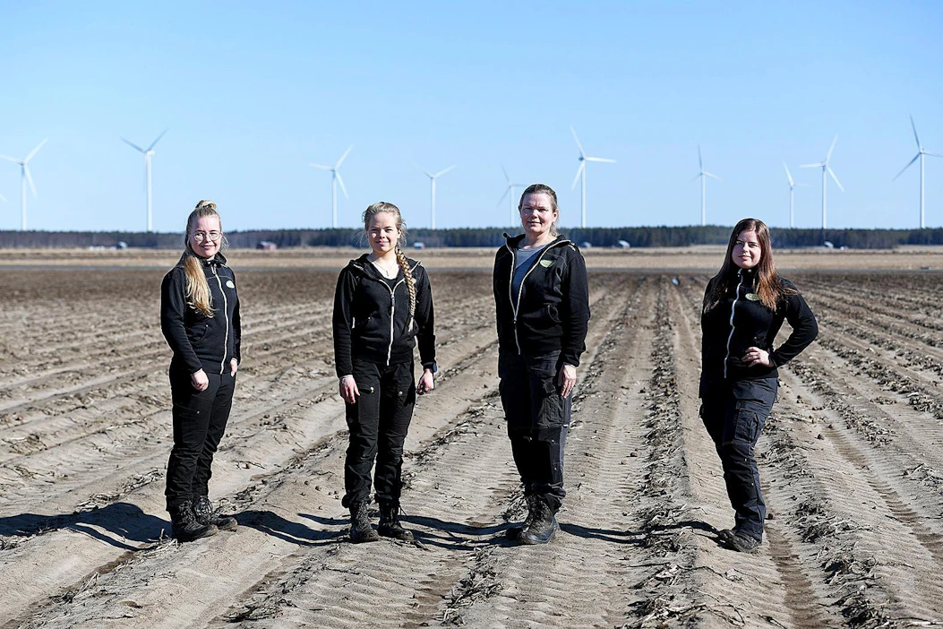 Penttilän perunatilaa ovat viimeiset seitsemän vuotta luotsanneet äiti ja tyttäret. Helmi (vas.), Elle, Anne ja Hilla ovat kehittäneet tilastaan kilpailukykyisen. Johtotähtenä toimii rakkaus perunaan.