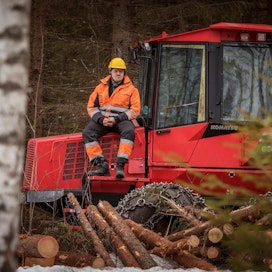 Metsäkoneyrittäjä Mika Jormakka tietää, että monella koneyrittäjällä on tuskaiset oltavat. Hän toivoo hakkuita riittävän, vaikka korona on ajanut talouden sekaisin.