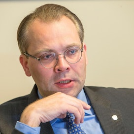Puolustusministeri Jussi Niinistö luottaa muonapakkauksen varmuuteen myös kriisiolosuhteissa.