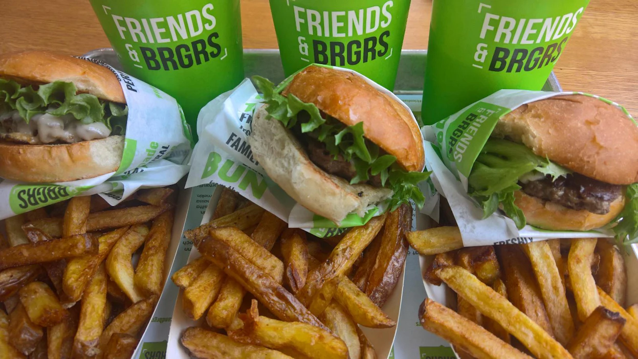 Friends & Brgrs tarjoilee kotimaiset burgerinsa paperikäärössä. Myös ateriaan kuluvat perunat ovat suomalaista pottua.