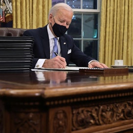 Presidentti Joe Biden allekirjoitti heti virkaanastujaisten jälkeen joukon virallisia määräyksiä. LEHTIKUVA/AFP