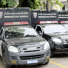 Thaimaan maahanmuuttoviraston autoja Karkotuskeskuksen pihalla Bangkokissa. Lehtikuva / Päivi Arvonen