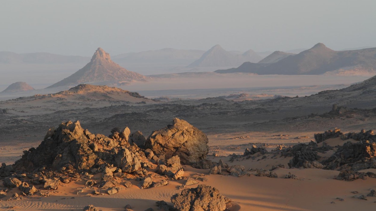 Suurin osa Saharasta on nykyisin hiekkaa ja kalliota. Tuhansia vuosia sitten oli toisin, kunnes sateet loppuivat ja ihmisten oli jätettävä seutu.