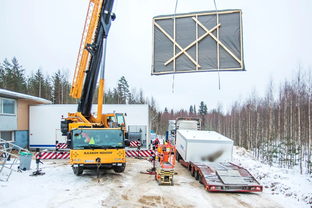 Kauhajokelaisen Kometoksen toimittama moduuliteurastamo nostettiin maanantaina paikoilleen. Moduulin kotimaisuusaste on noin 80 prosenttia.