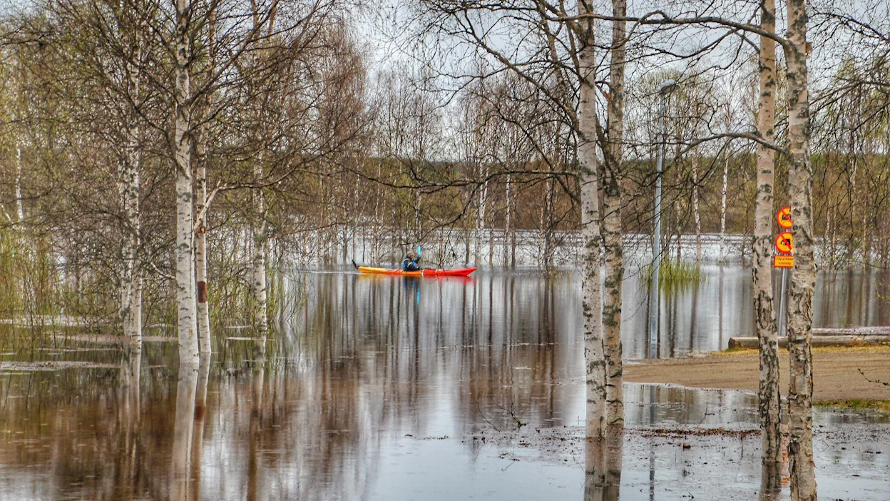 Vielä torstaina Ylikylän uimapaikalle Rovaniemellä pääsi autolla. Perjantaina sinne pääsi enää uiden tai melomalla.