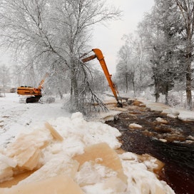 Jäättömien, vuolaasti virtaavien jokien vedenpinnat voivat nousta hyyteen vuoksi nopeasti. Arkistokuvassa puretaan hyydepatoa Pyhäjärvellä 20.1.2014. Pato oli muodostunut Pyhäjoen pohjoishaaraan.