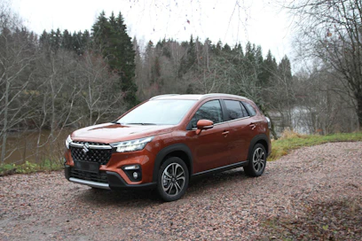 Uuden S-Crossin myötä kaikki Euroopassa myytävät Suzuki-henkilöautot ovat hybridejä. Suomen tuontimallisto käsittää ainoastaan nelivetoiset. Vuoteen 2025 mennessä Suzuki tuo markkinoille ensimmäisen täyssähköauton.
