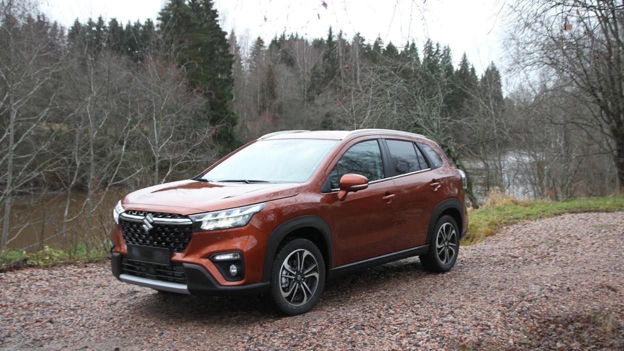 Uuden S-Crossin myötä kaikki Euroopassa myytävät Suzuki-henkilöautot ovat hybridejä. Suomen tuontimallisto käsittää ainoastaan nelivetoiset. Vuoteen 2025 mennessä Suzuki tuo markkinoille ensimmäisen täyssähköauton.
