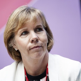Oikeusministeri Anna-Maja Henriksson sanoo, että Suomeen ei tule ikuista elinkautista rangaistusta.