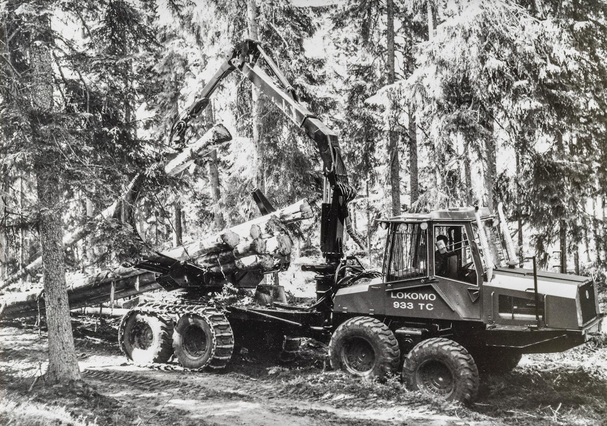 Erittäin järeä Lokomo 933 -kuormatraktori esiteltiin 1975. Se oli suunnattu pääsääntöisesti vientimarkkinoille ja oli varustettavissa pihtipankolla kokorunkojuontoon. Viimeinen tällainen kone valmistui aivan 2000-luvun alussa. Kyseistä konemallia on yhä käytössä metsänmuokkaustyössä Suomessa. (Kuva: Sture Lampén/Lusto/Metsätehon kokoelma)