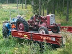 Hollolalaisen kovan luokan traktoriharrastajan Peter Truedssonin elokuussa 2007 hankkima Valmet 361 ei ollut kaksisessa kunnossa. Moottori oli jumissa, pellit ja lokasuojat mutkalla, muutamia osiakin oli hävinnyt maailman tuuliin. Viimeksi traktori oli pyörinyt joskus 90-luvun puolivälissä, viimeiset 10 vuotta se oli seisonut kuusen alla ”Pohjolan Liikenteen tallissa”. Kärryn edessä on monista maatalousnäyttelyistä ja masinistitapahtumista tuttu V8 ”Truedsson-Fordson”.