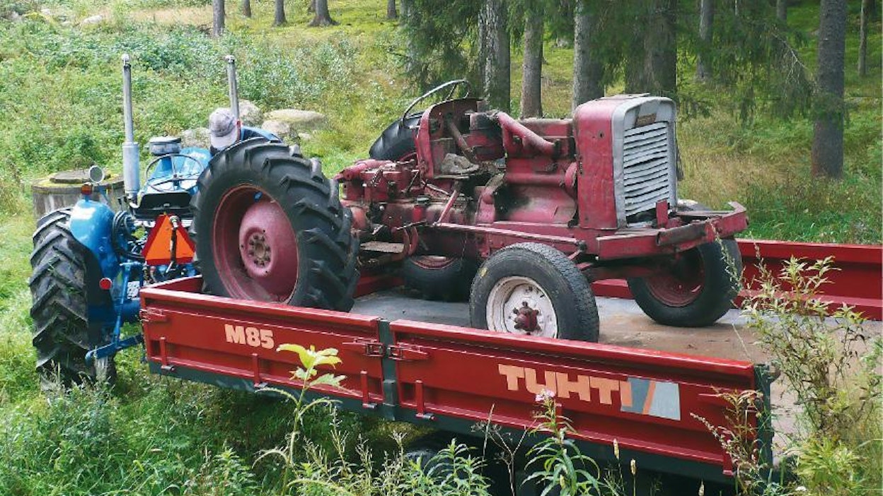 Hollolalaisen kovan luokan traktoriharrastajan Peter Truedssonin elokuussa 2007 hankkima Valmet 361 ei ollut kaksisessa kunnossa. Moottori oli jumissa, pellit ja lokasuojat mutkalla, muutamia osiakin oli hävinnyt maailman tuuliin. Viimeksi traktori oli pyörinyt joskus 90-luvun puolivälissä, viimeiset 10 vuotta se oli seisonut kuusen alla ”Pohjolan Liikenteen tallissa”. Kärryn edessä on monista maatalousnäyttelyistä ja masinistitapahtumista tuttu V8 ”Truedsson-Fordson”.