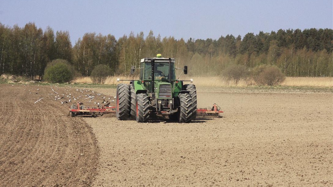 Vanha sotaratsu on varustettu John Deeren jälkiasenteisella automaattiohjausjärjestelmällä. Sen ansiosta 7,5-metriselle äkeelle riitti vain 10 sentin päällekkäisajo. Hyväkään kuski ei jaksa ajaa koko päivää näin tarkasti.