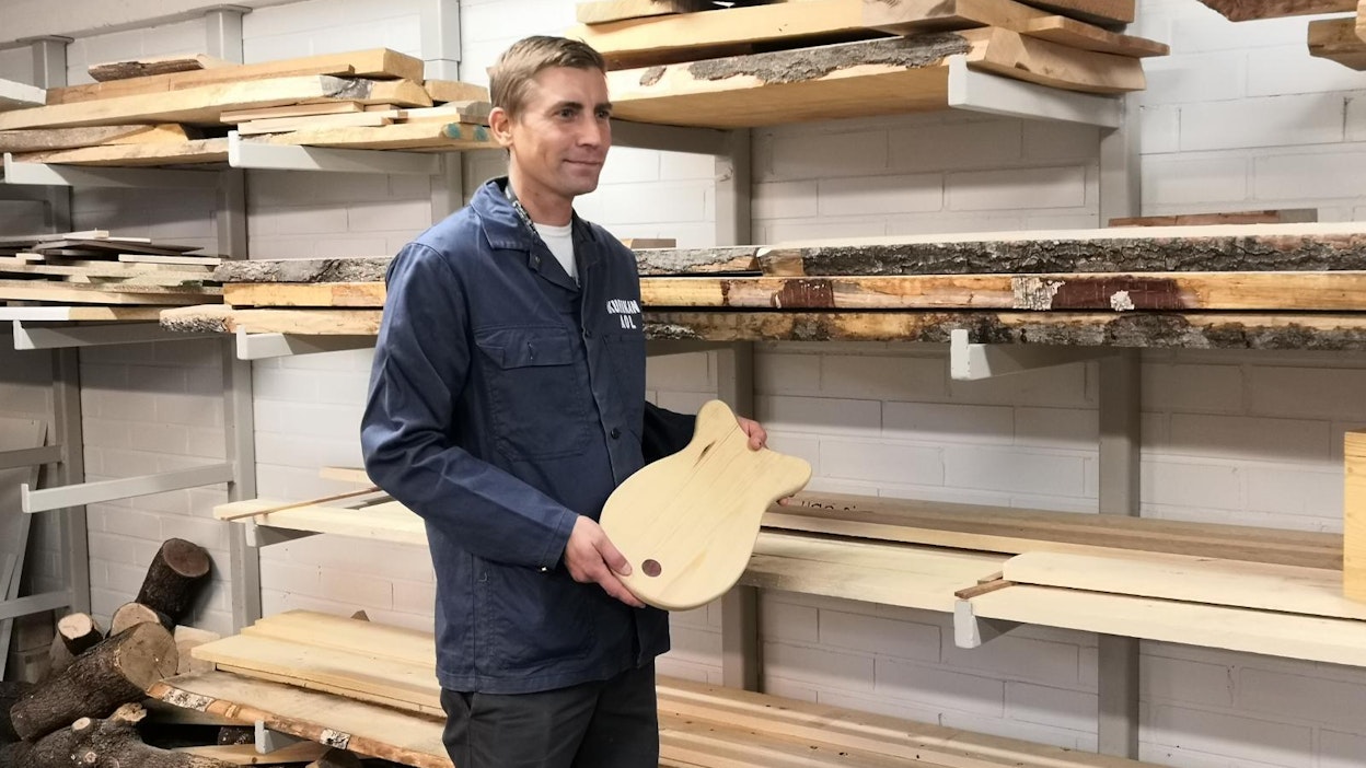 Jurvan yhtenäiskoulu sai lahjoituksena laadukasta puumateriaalia Senkki Oy:ltä. Opettaja Mikko Kallionsivu esittelee lahjoitetusta puusta valmistettua leikkuulautaa.