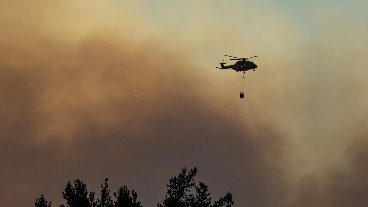 Pyhärannassa paloa sammutettiin myös helikopterilla. Palomiesten lisäksi paikalla on ollut poliiseja, vapaaehtoisia ja Puolustusvoimien henkilöstöä.