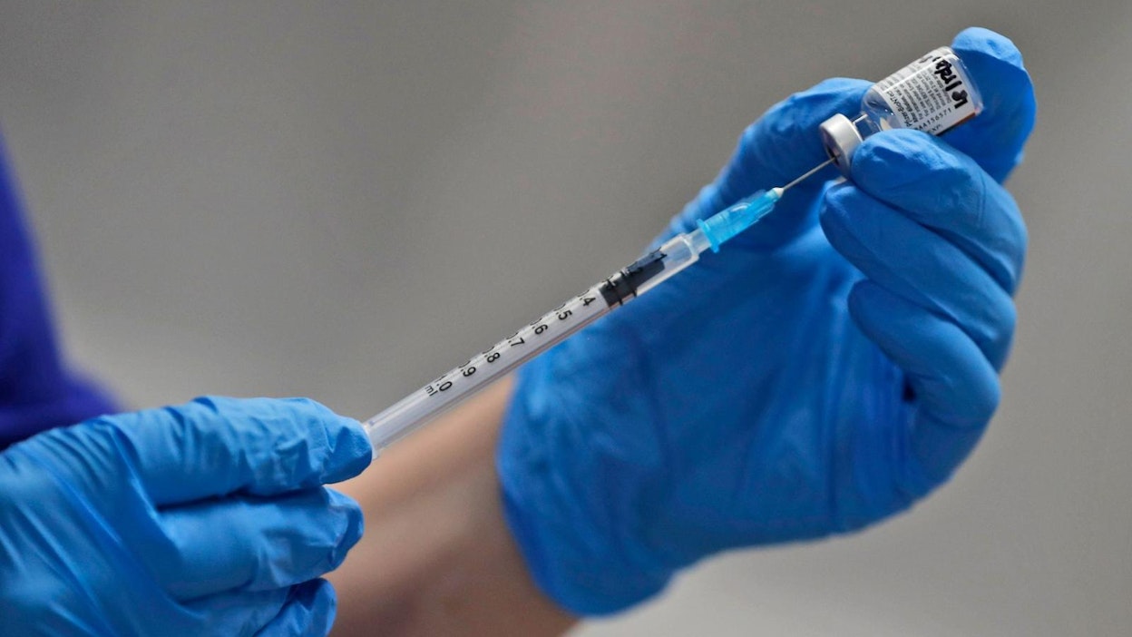 Alkuvaiheessa rokotetta on saatavilla rajallisesti. LEHTIKUVA/AFP