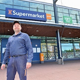 Timo Ojala ei ole hullu mies Huittisista, vaan työstään innostunut K-Supermarket-kauppias. &quot;Tykkään kaupan pyörittämisestä, sillä työ on juuri sopivan hektistä. Saa ideoida uusia asioita ja toteuttaa niitä omalla tavallani&quot;, diplomikauppias hymyilee.