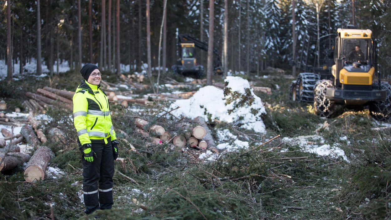 Ammattiylpeys on metsäkoneyrittäjä Monika Pekkolalle tärkeää. ”Olen sanonut kuskeille, että tehkää työnne niin, että kun ajatte tekemänne leimikon ohi, voitte ylpeänä sanoa, että minä olen tehnyt tuon.”