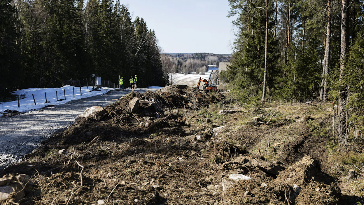 Imatran Pelkolan rajanylityspaikalle nousevat vielä huhtikuun aikana ensimmäiset metrit itärajalle rakennettavaa esteaitaa, jota on tarkoitus rakentaa lähivuosina yhteensä 200 kilometrin verran. Kuva työmaalta lähellä Pelkolan rajanylityspaikkaa. LEHTIKUVA / Roni Rekomaa.