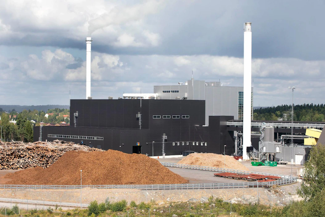 Fortum tuottaa bioenergiasta ja jätteestä lämpöä ja sähköä Bristassa Tukholman lähellä.