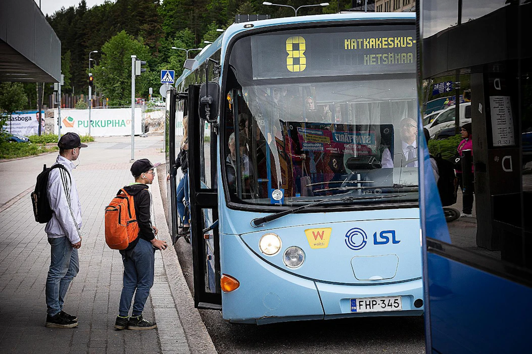 Julkisen liikenteen käyttäjämäärät ovat vähentyneet niin kaupungeissa kuin maaseudullakin.