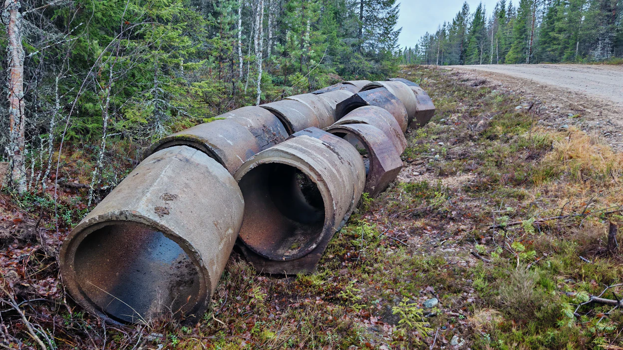 Vanhat betonirummut jäävät usein lojumaan metsään tai ojaluiskiin metsätien perusparannuksen jäljiltä. Ojaluiskissa rummut estävät niiton ja puun välivarastoinnin.