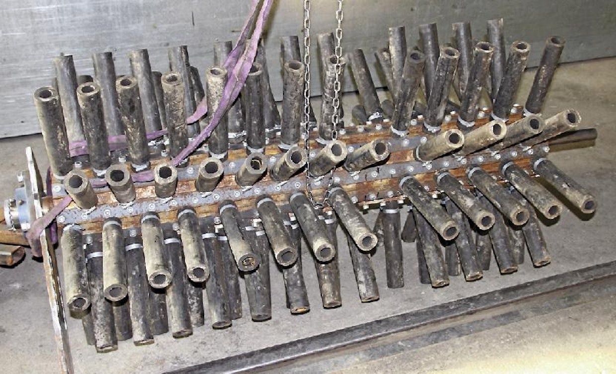 Toimitettujen laitteiden ja työkalujen huolto on myös merkittävässä osassa yrityksen toimintaa. Kuvan kaivinkonekäyttöinen keräävä sepeliharja on tullut kunnostettavaksi ennen sesongin käynnistymistä.